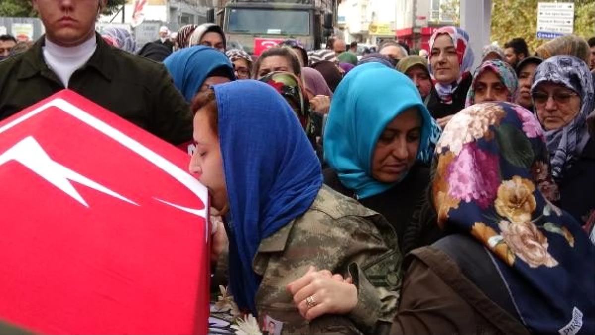 Şehit eşini son yolculuğuna, üniformasını giyip, tabutunu öperek uğurladı