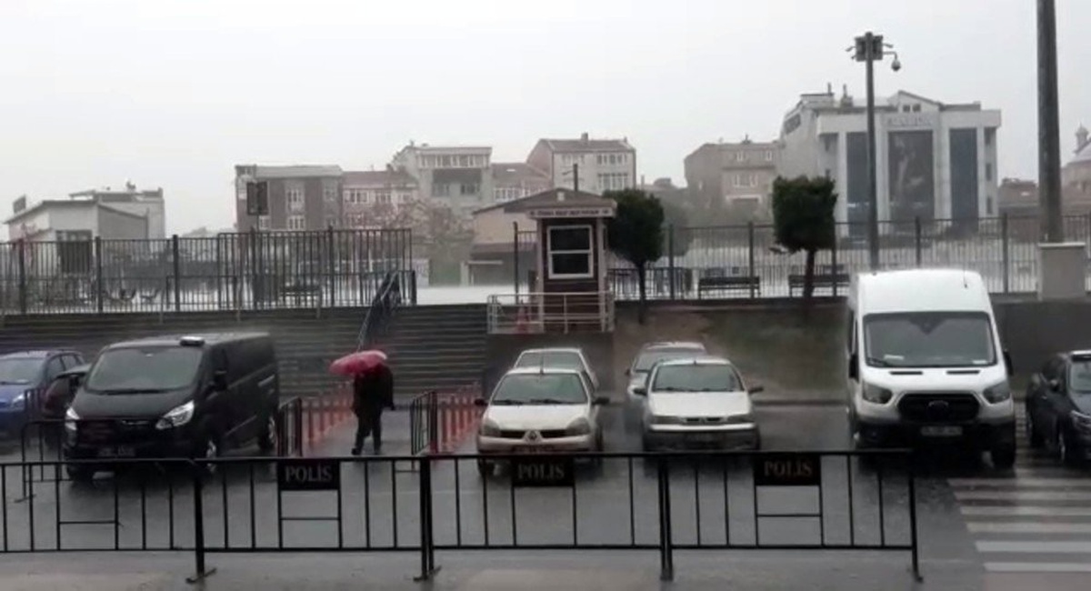 Şiddetli yağış ve fırtına İstanbul\'u etkisi altına aldı