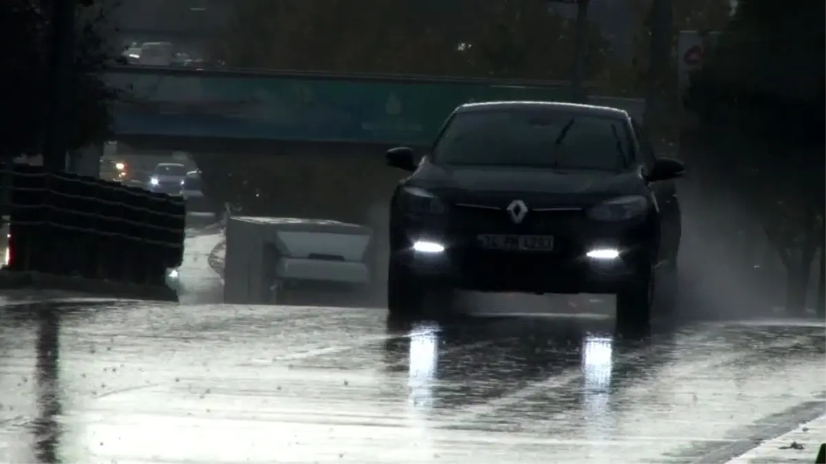 Şiddetli yağış ve fırtına İstanbul\'u etkisi altına aldı