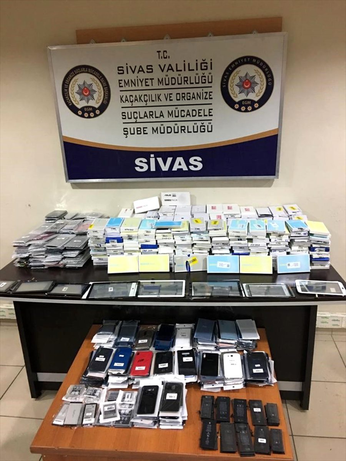 Sivas\'ta kaçak cep telefonu aksesuarları ele geçirildi