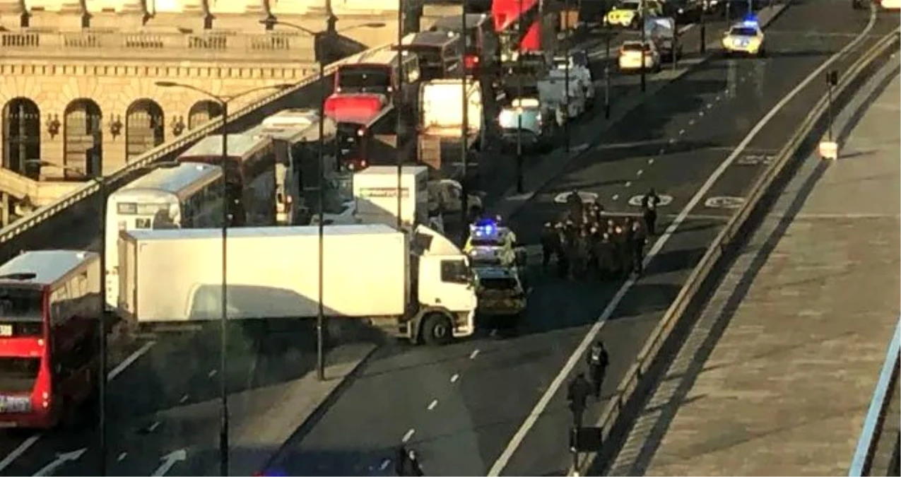 Londra Köprüsü\'nde bıçaklı kavga, polis saldırganı vurarak yakaladı
