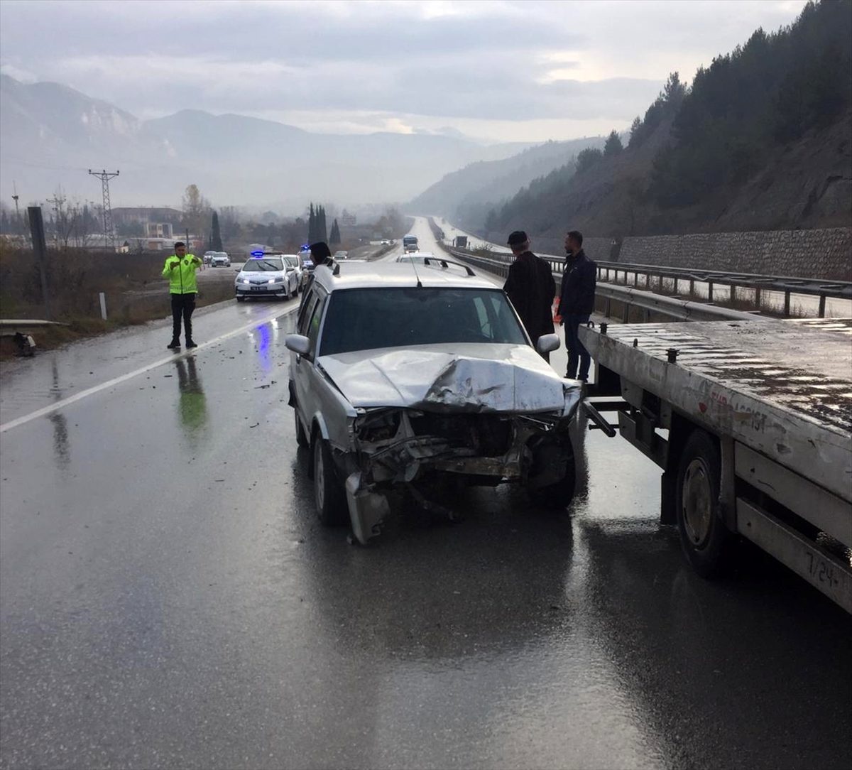 Sürücü adayının kullandığı otomobile çarptı: 2 yaralı