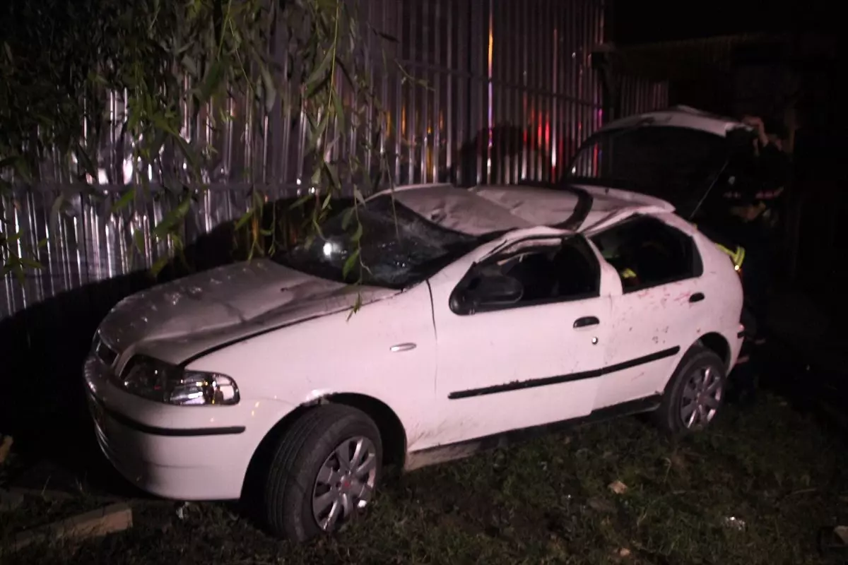 Tekirdağ\'da otomobil yol kenarındaki dükkana çarptı: 4 yaralı