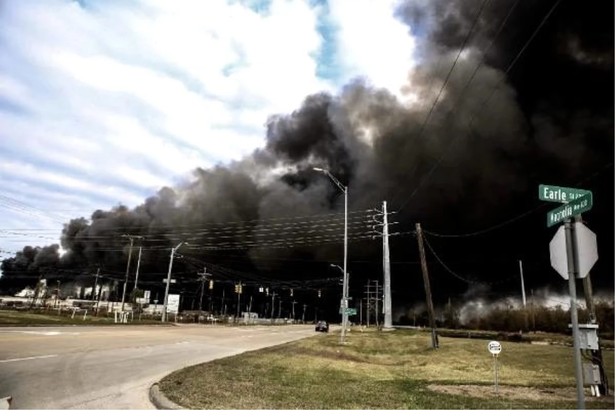 Teksas\'ta fabrika patlamasından sonra zorunlu tahliye