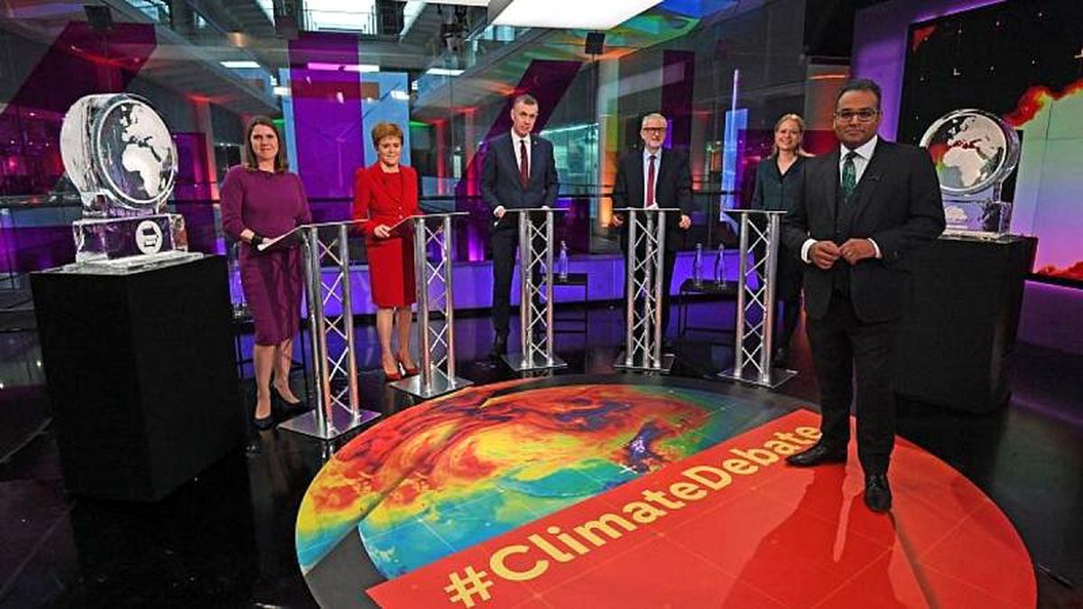 Televizyonda iklim tartışmasına katılmayı reddeden Boris Johnson\'ın yerine eriyen buz heykel kondu