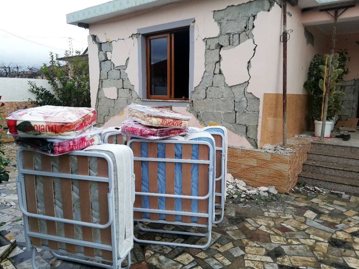 Türkiye\'den depremzedelere yatak yardımı