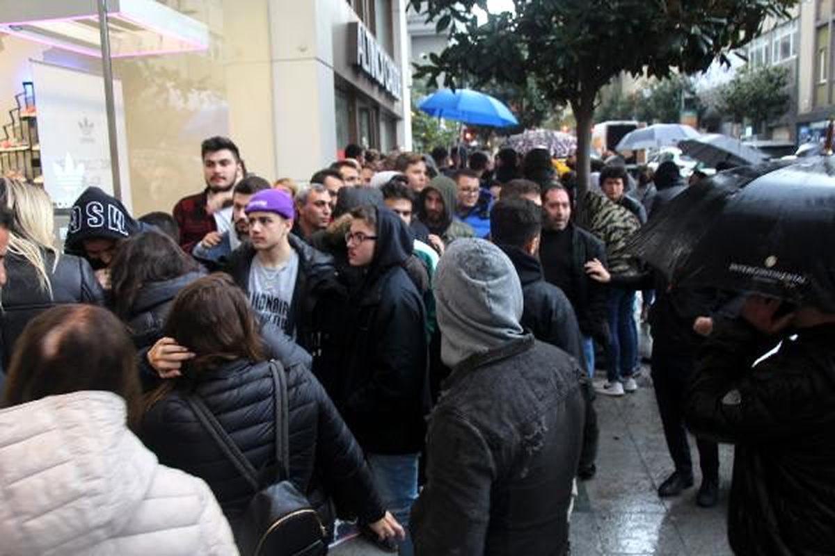 Yağmur altında \'Şahane Cuma\' kuyruğu; 1.500 liraya indi saatlerce sırada beklediler