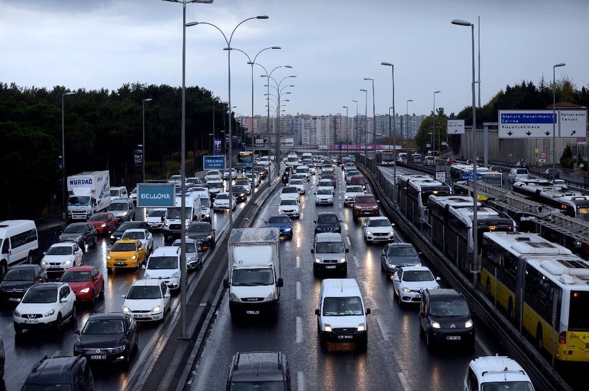 Yağmur sonrası metrobüslerde yoğunluk oluştu