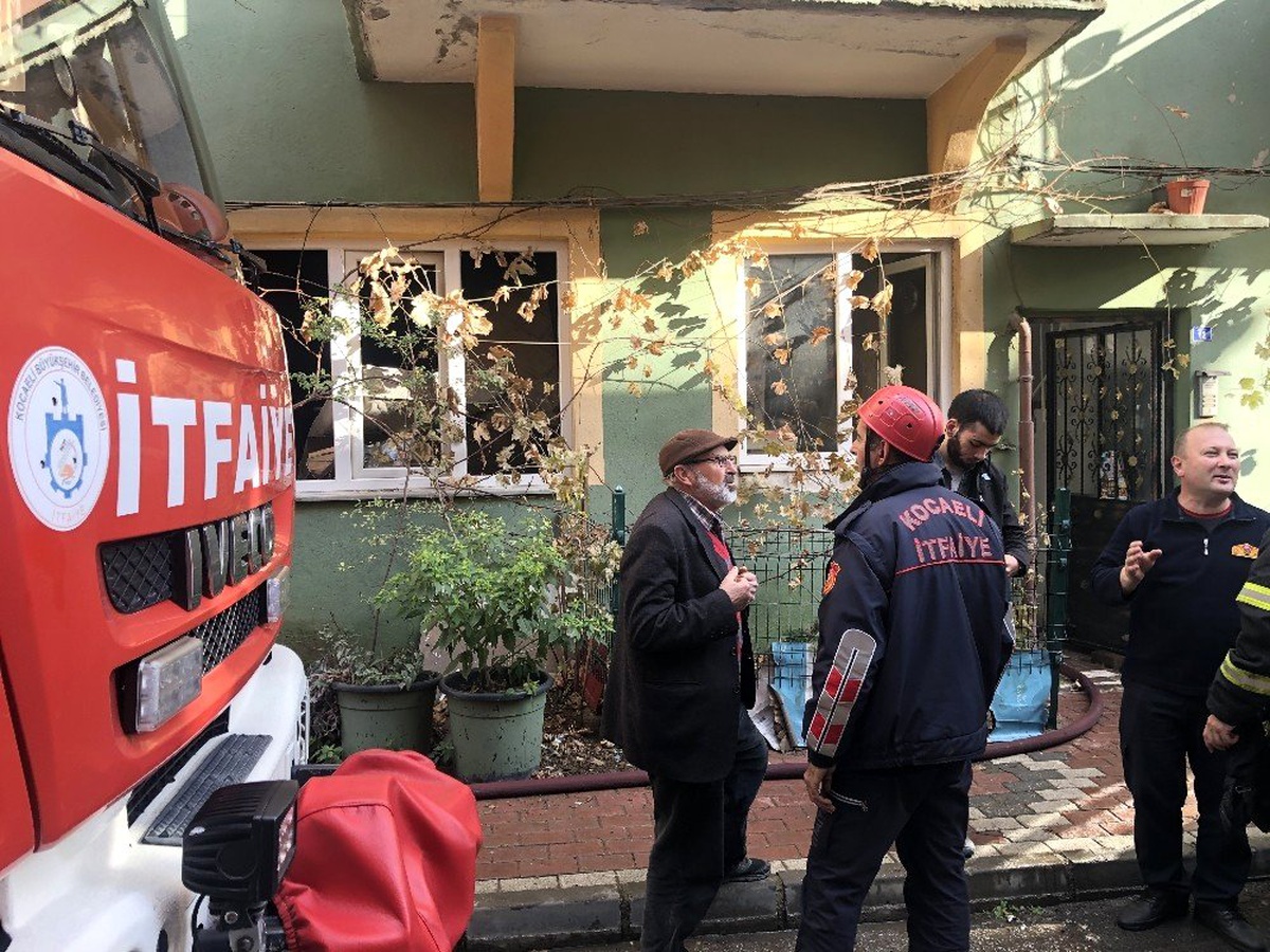 Yanan evde kuşunu kurtarmak isterken hastanelik oldu