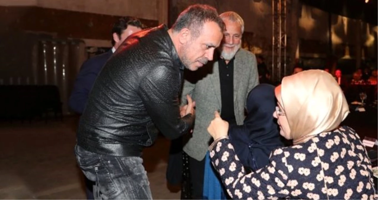 Yusuf İslam\'la sohbet etmeye çalışan Haluk Levent\'in imdadına Emine Erdoğan yetişti