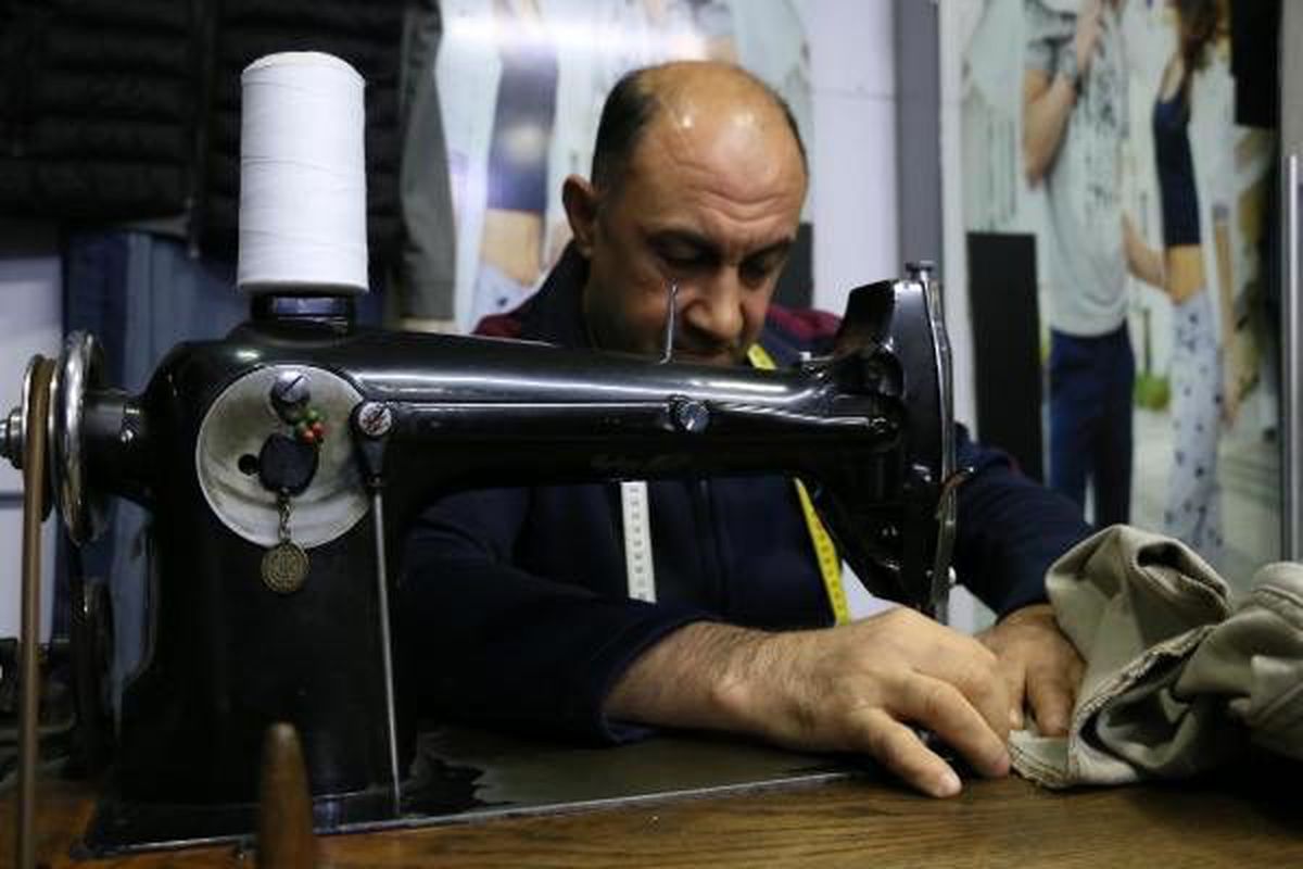 100 yıllık dikiş malzemeleriyle terzilik mesleğini yaşatıyor