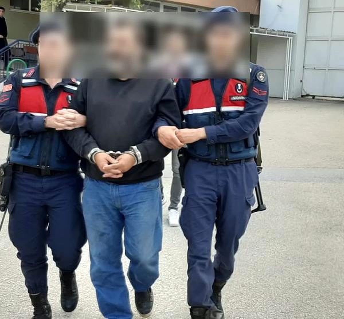 4 yıldır aranan şüpheli, ailesini ziyaret ederken yakalandı