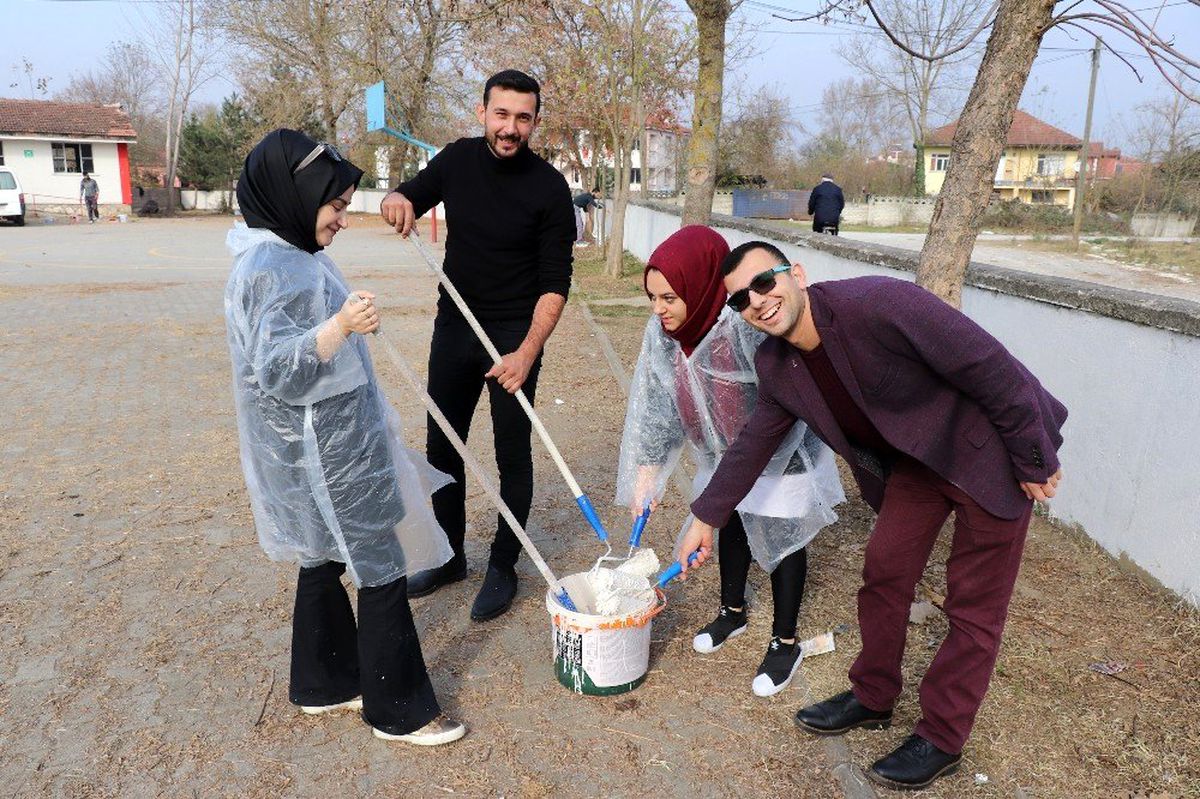 AK Gençler okulun duvarlarını boyadı