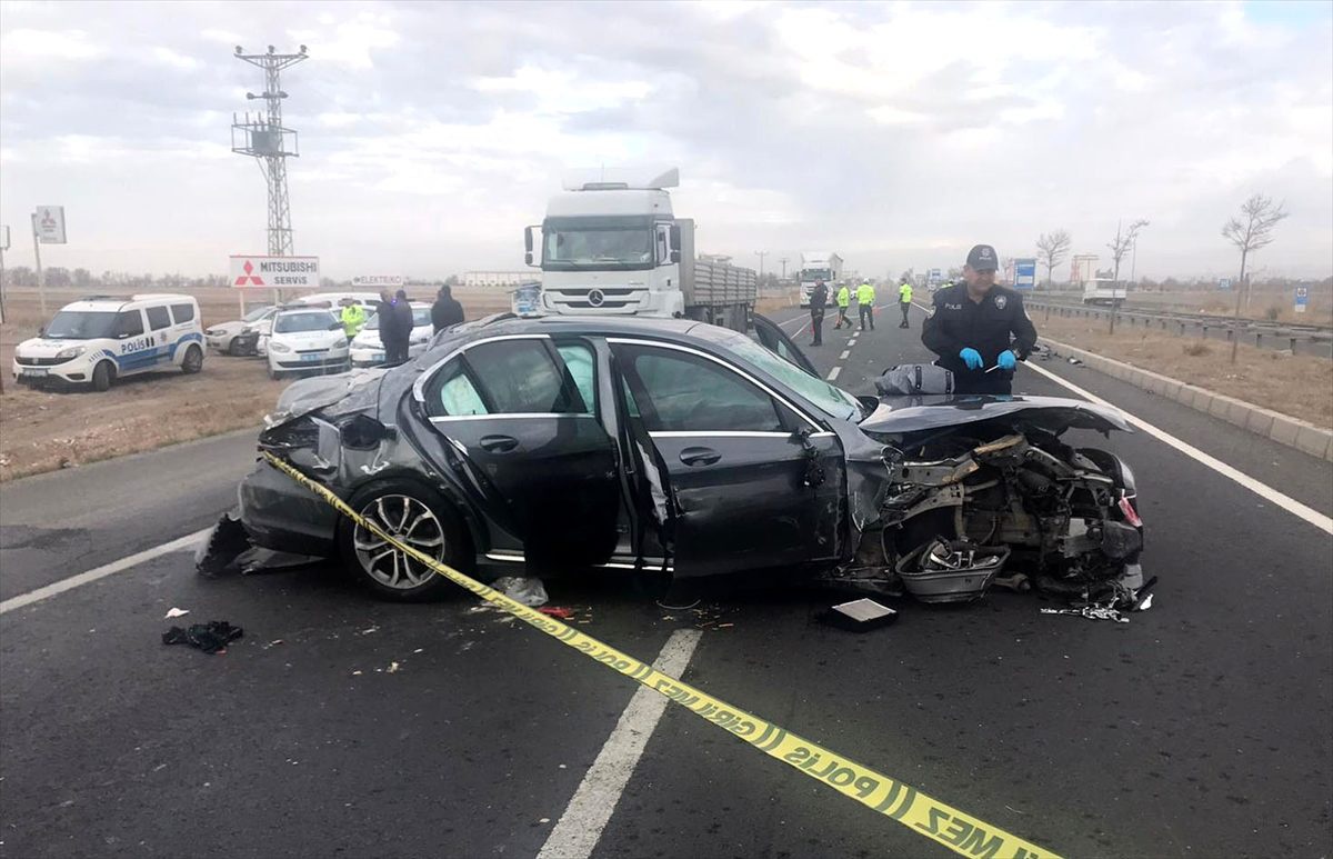 Aksaray\'da otomobil ile beton mikseri çarpıştı: 1 ölü, 3 yaralı