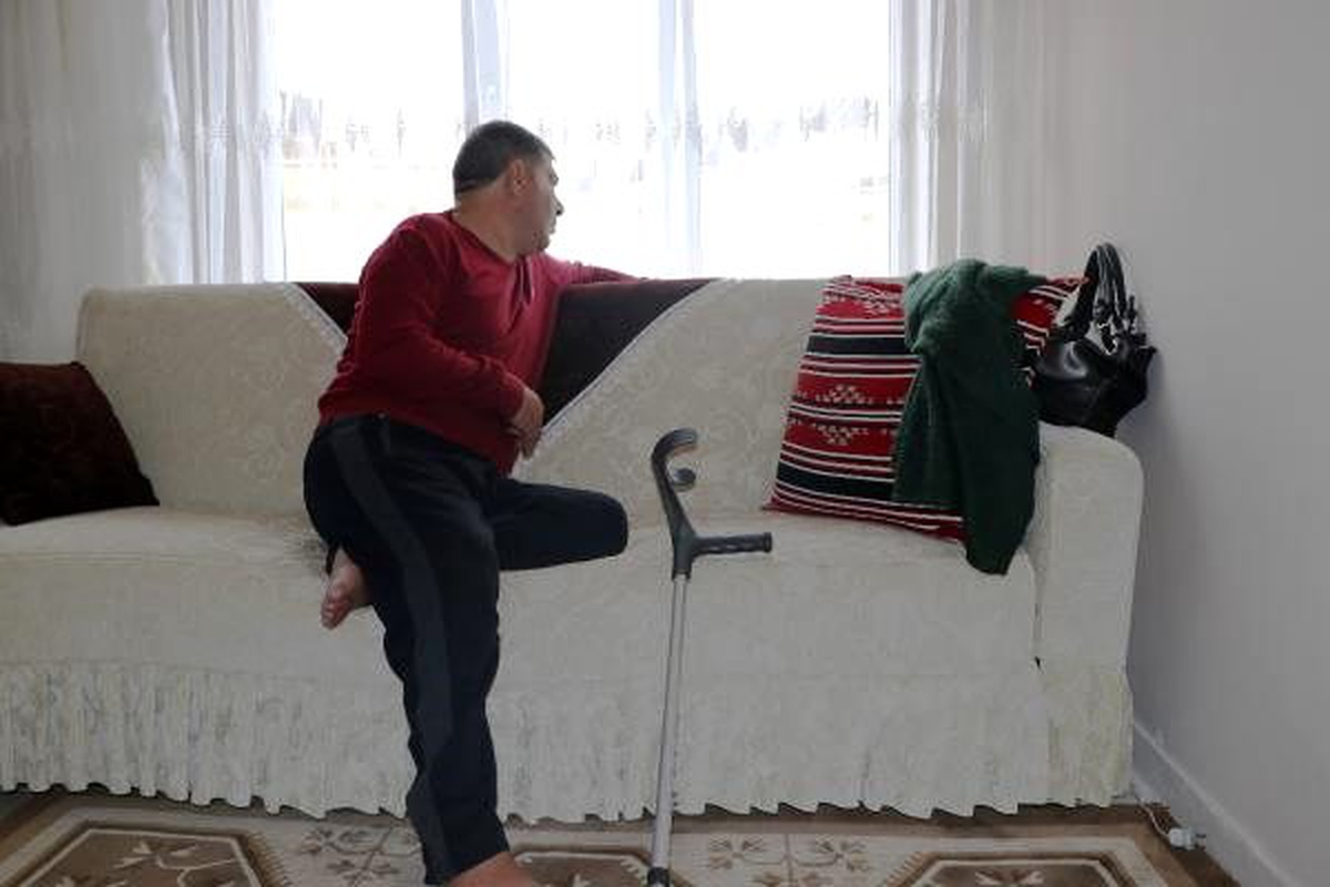 Akülü tekerlekli sandalyesi çalındı, eve mahkum oldu
