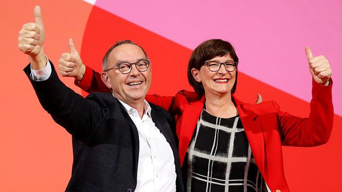 Almanya\'da koalisyon karşıtı ikili Sosyal Demokratların lideri seçildi