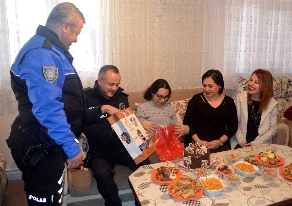 Amasya\'da polis engelli gence doğum günü sürprizi yaptı