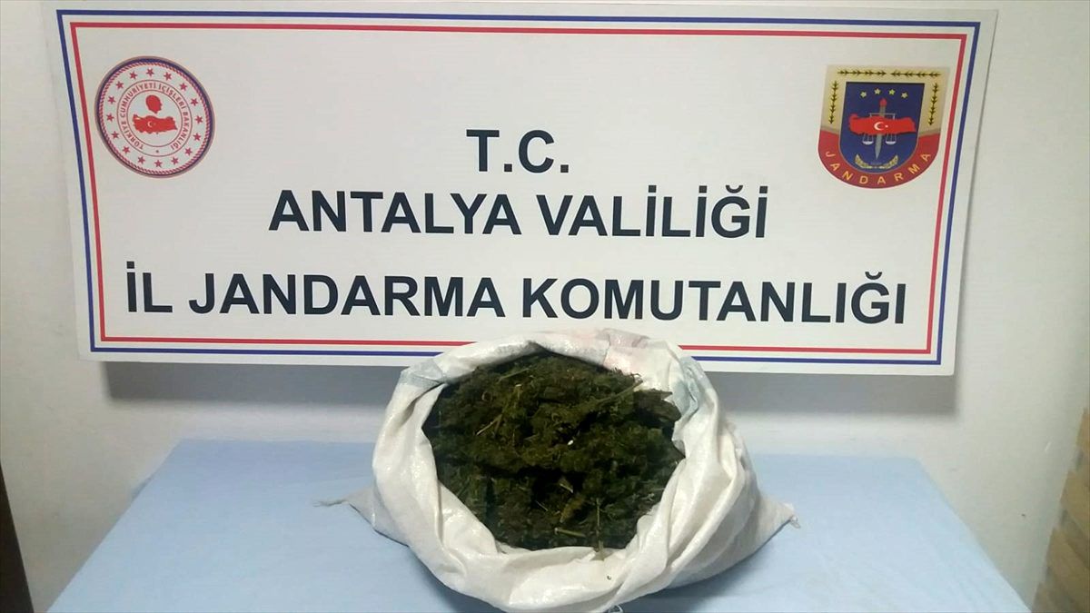 Antalya\'da 3 kilogram esrar ele geçirildi, 3 kişi tutuklandı