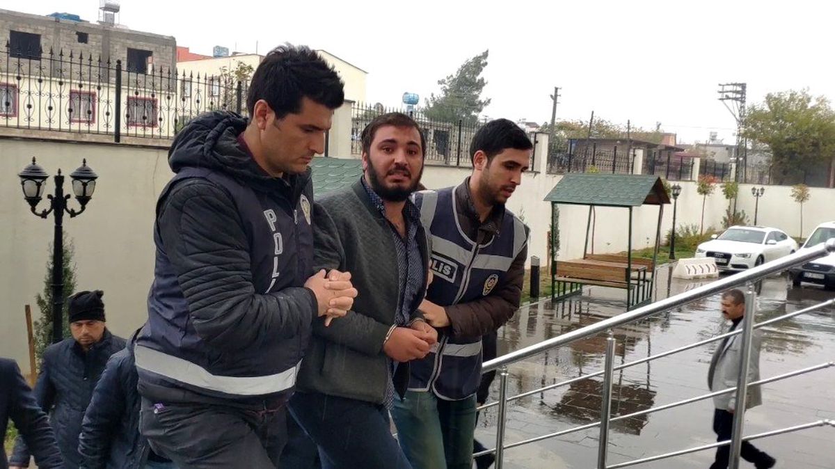 Araçta silahla oynayan iki amca oğlundan biri diğerini vurdu