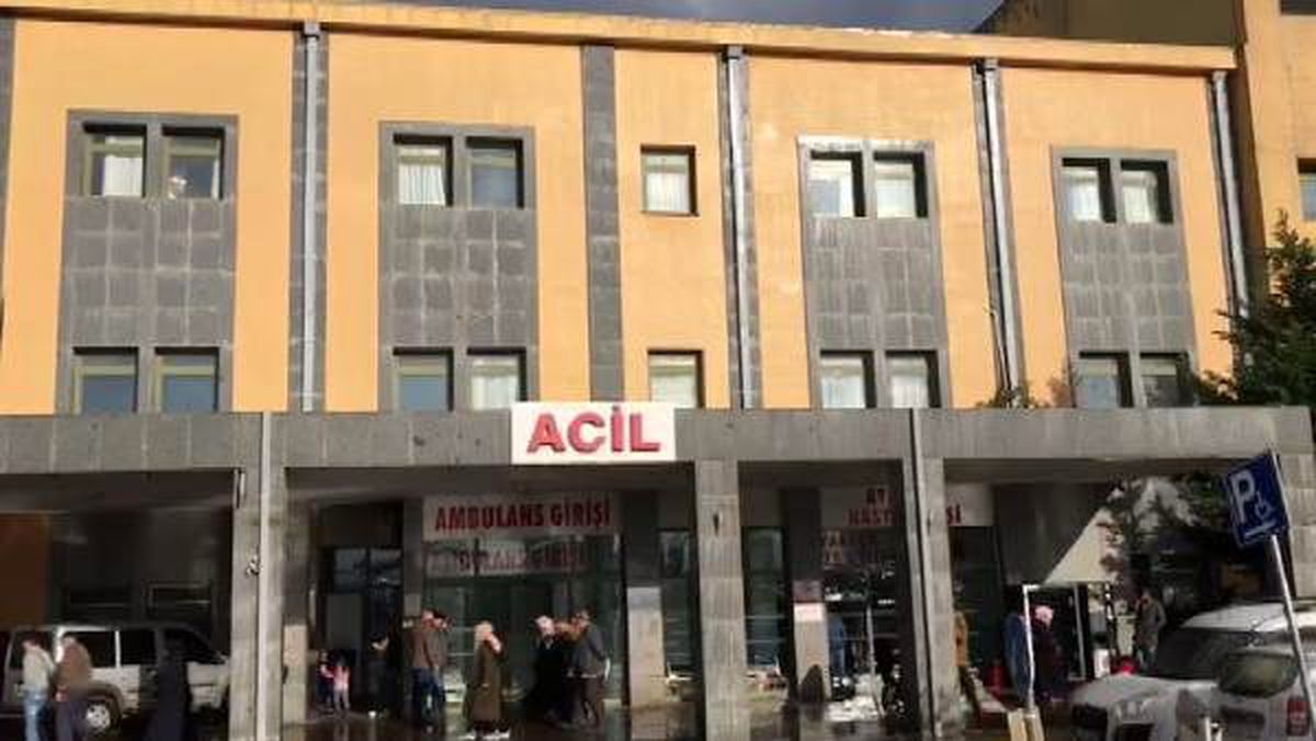 Arnavutköy Devlet Hastanesi\'nde hasta yakını güvenlik görevlisini bıçakladı