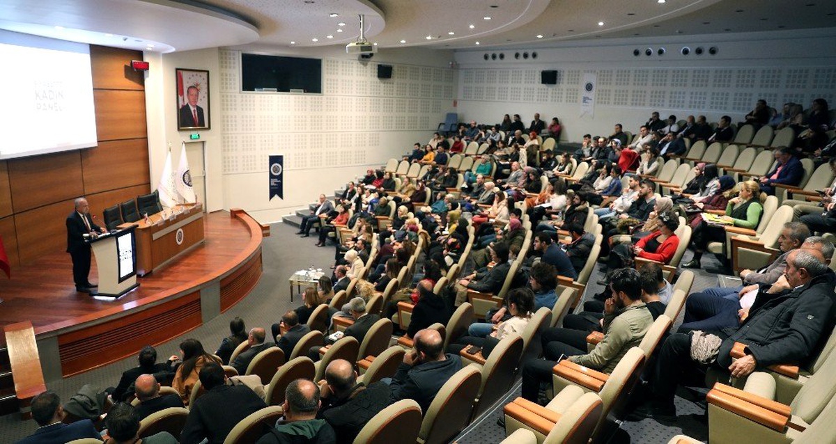 Atatürk Üniversitesi\'nde "Siyasette Kadın Paneli"