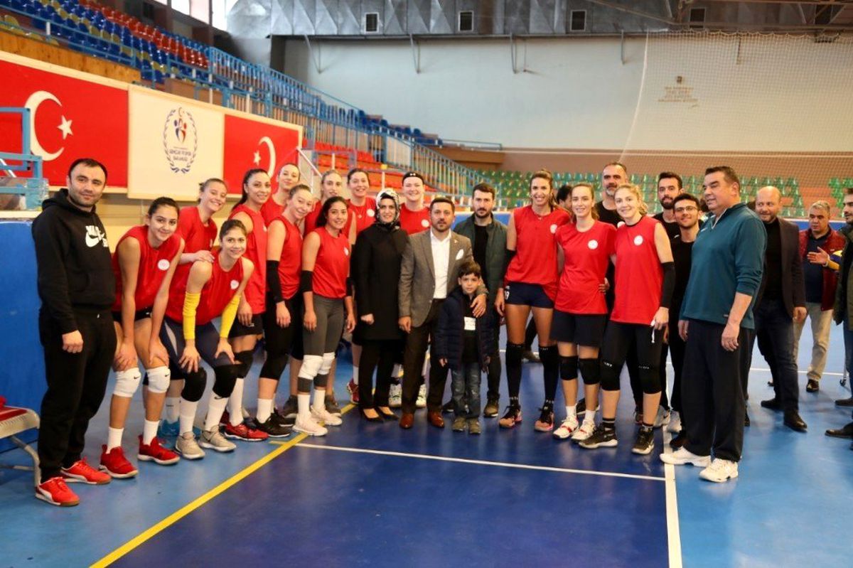 Başkan Arı\'dan kadın voleybolculara baklava ikramı