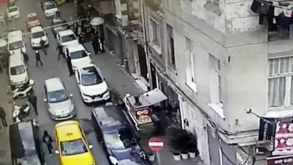 Beyoğlu\'nda 4 kişinin yaralandığı silahlı saldırı kamerada