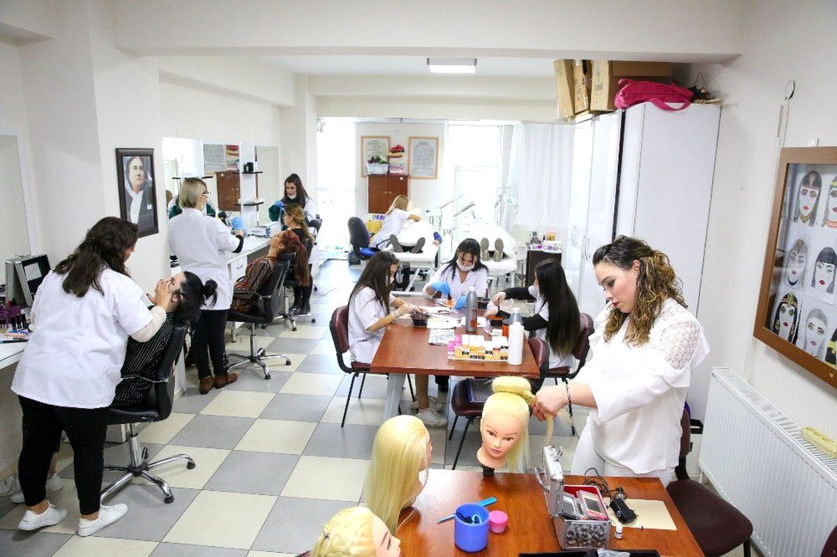 Buca\'da cilt bakım kurslarına tam not