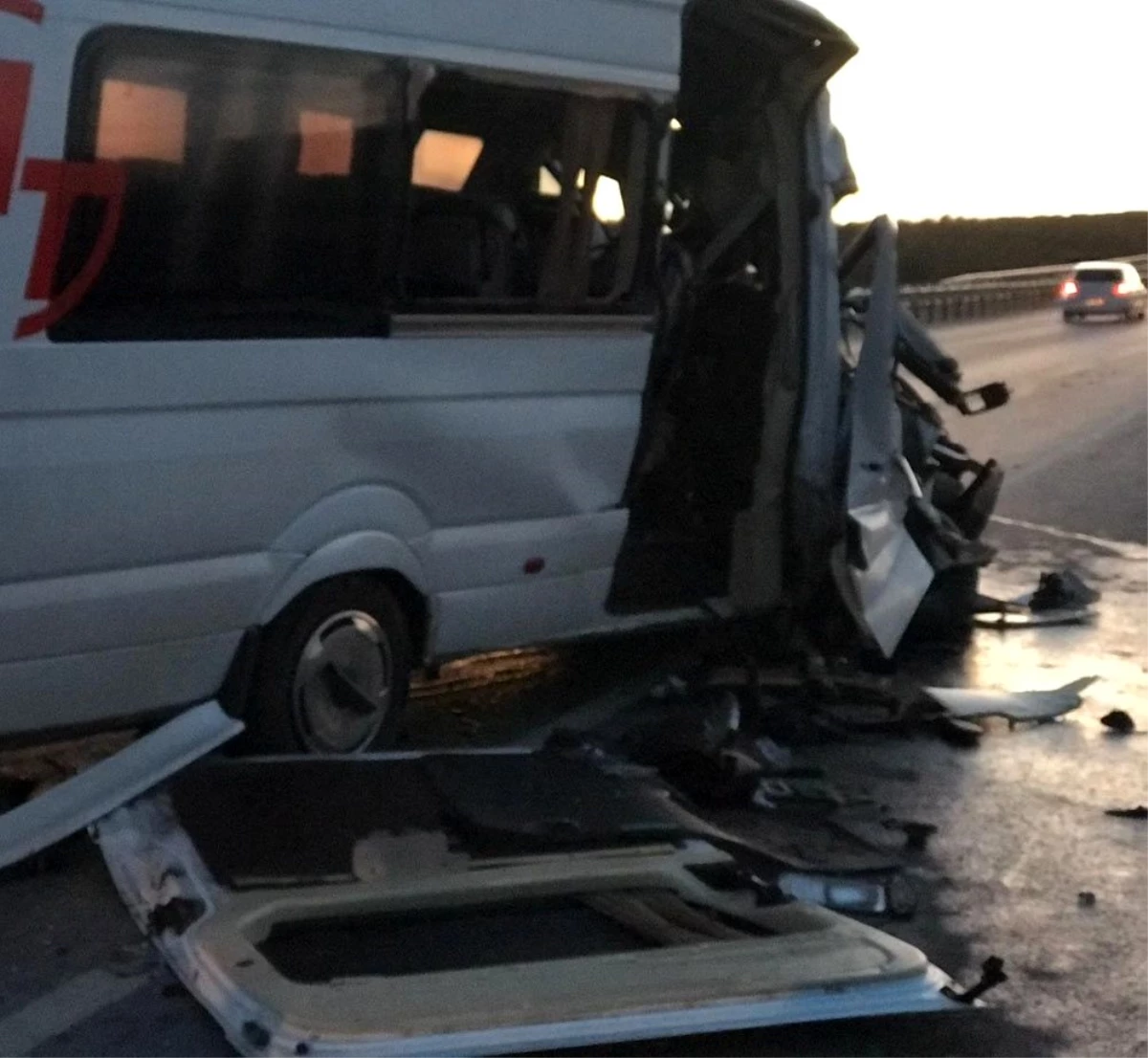 Bursasporlu tarafları taşıyan minibüs kaza yaptı: 17 yaralı
