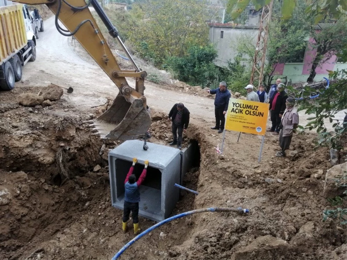 Büyükşehir ekipleri, yağışlardan zarar gören yolları onardı