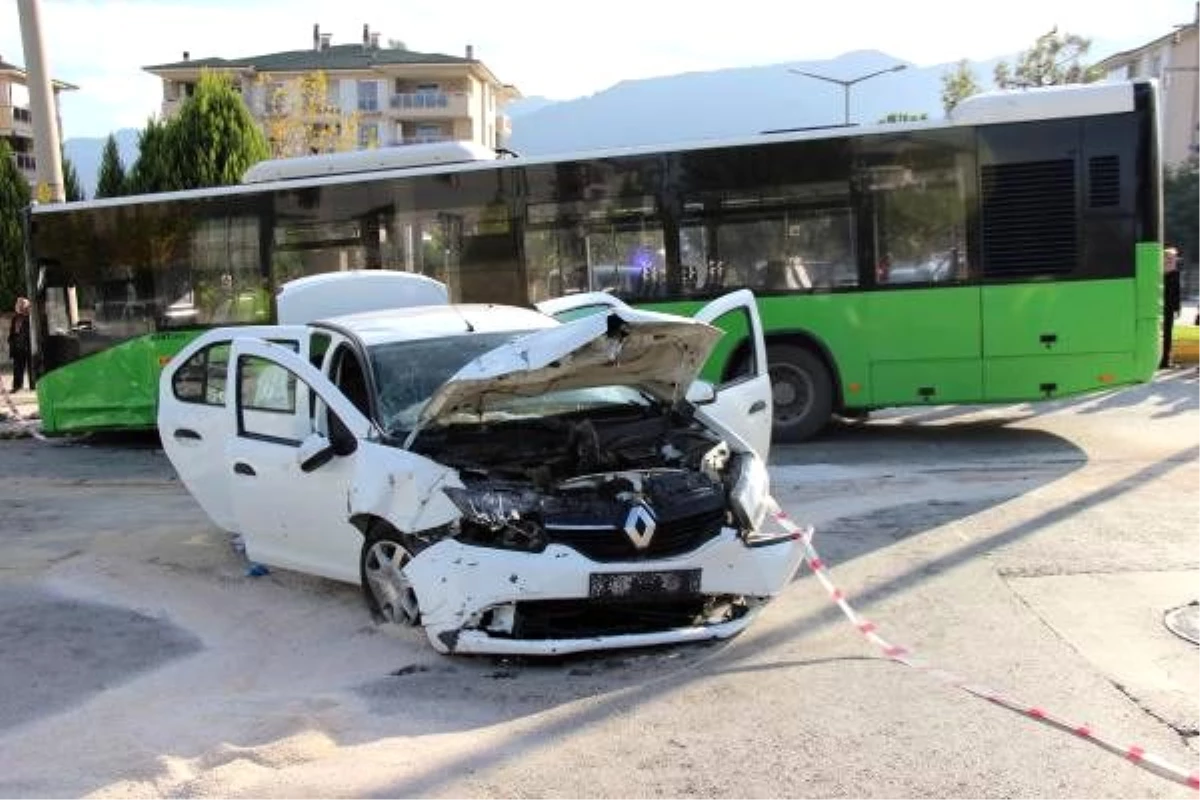 Denizli\'de belediye otobüsü ile otomobil çarpıştı: 7 yaralı