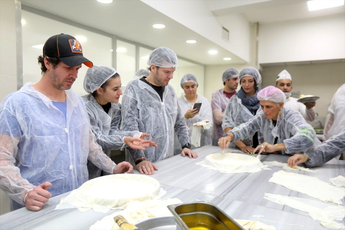 Dünyaca ünlü şefler Gaziantep\'te baklava yaptı