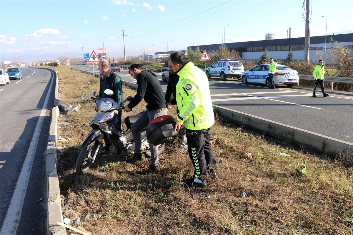 Düzce\'de motosikletle kaza yapan çift ağır yaralandı