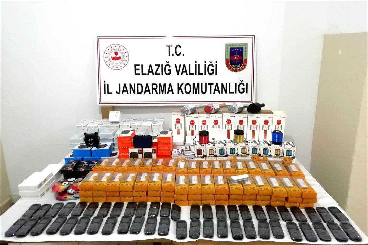 Elazığ\'da gümrük kaçağı 50 cep telefonu ele geçirildi
