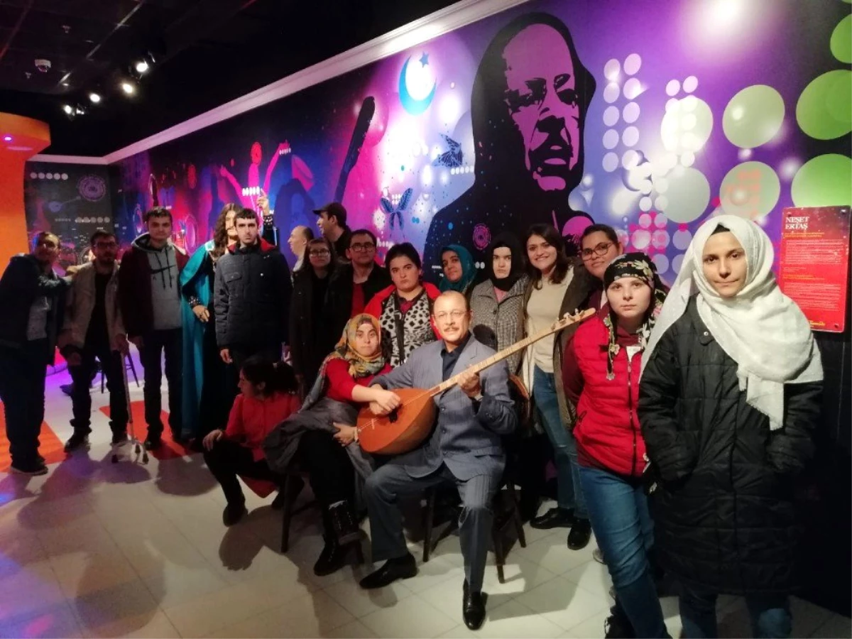 Engelliler Madame Tussauds Müzesi\'ni ziyaret etti