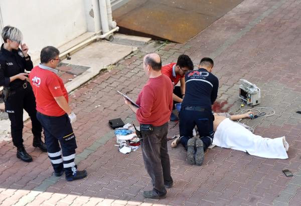 Erkek arkadaşının evinin balkonundan atlayan Rus kadın öldü