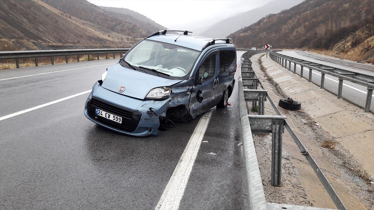 Erzincan\'da hafif ticari aracın bariyerlere çarpması sonucu biri bebek 3 kişi yaralandı
