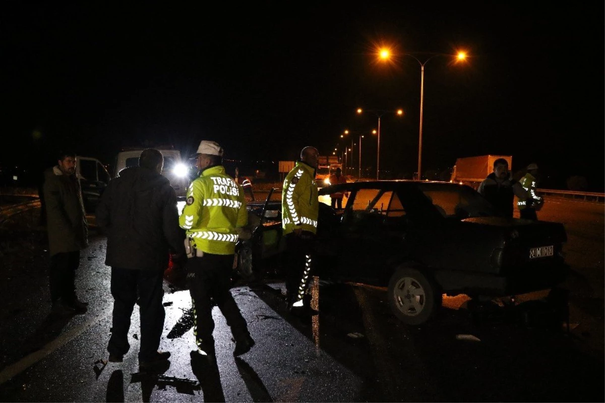 Erzincan\'da iki otomobil çarpıştı: 1 ölü, 2 yaralı