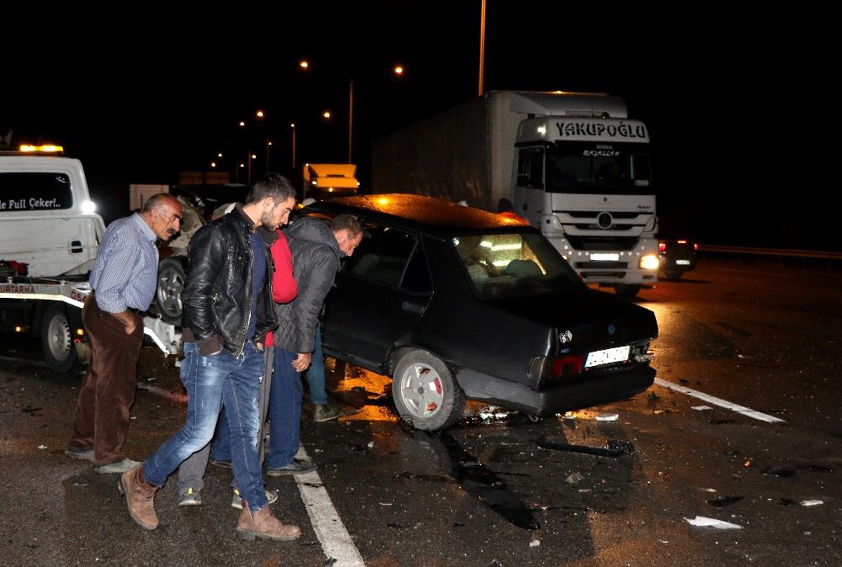Erzincan\'da iki otomobil çarpıştı: 1 ölü, 2 yaralı