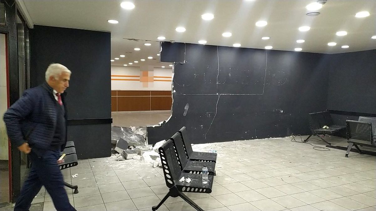 Esenler Otogarı\'nda akılalmaz şekilde örülen duvarı çekiçle yıktı