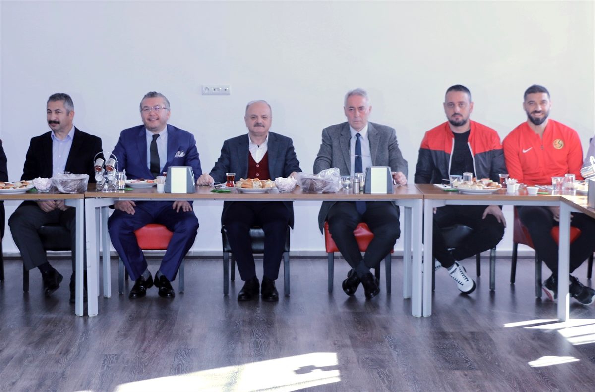 Eskişehir Valisi Özdemir Çakacak: "Eskişehirspor, Süper Lig\'i hak eden bir kulüp"