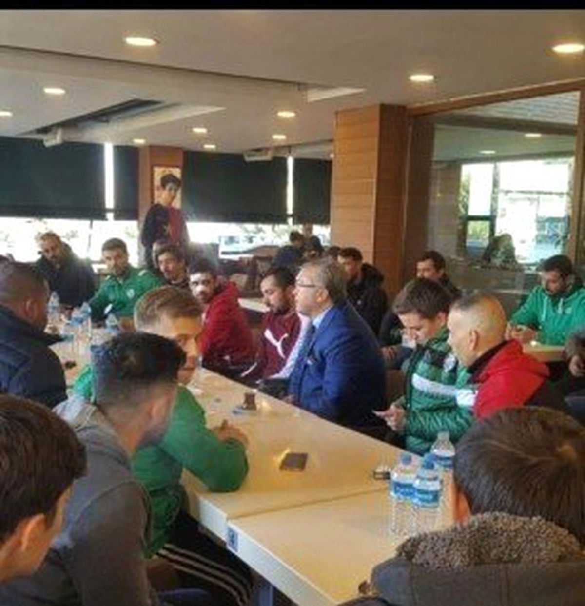 Eskişehirspor Başkanı Akgören yaralanan taraftarlı ziyaret etti