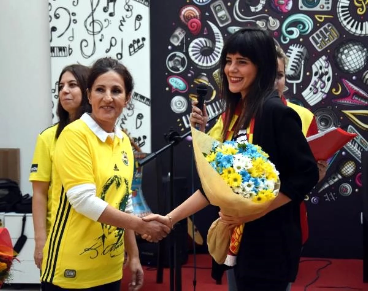 Göztepe ve Fenerbahçeli kadınlar \'sevgi\' için el ele verdi