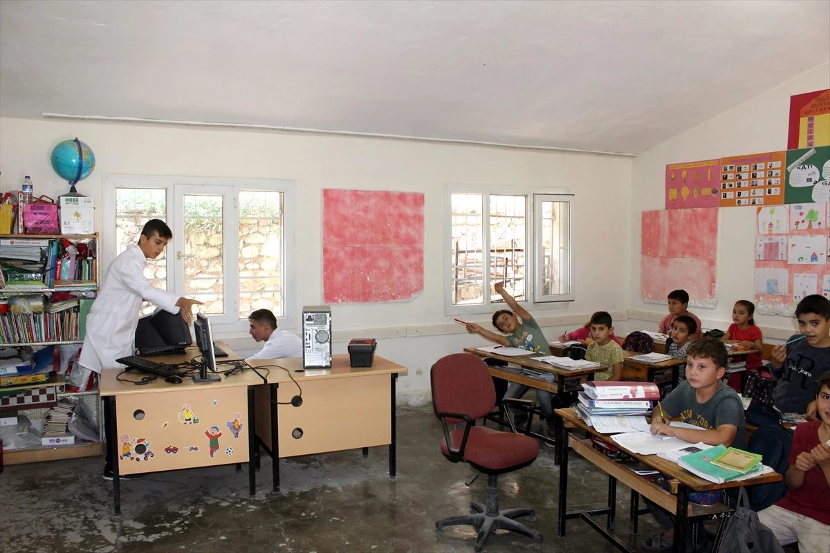Hatay\'da meslek lisesi öğrencileri köy köy dolaşıp bilgisayarları onarıyor