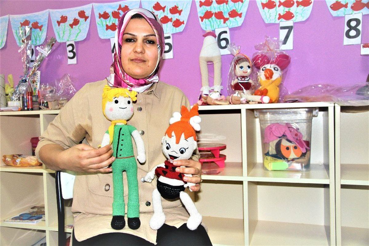 İnternetten öğrendiği örgü bebek yapımını mesleği haline getirdi
