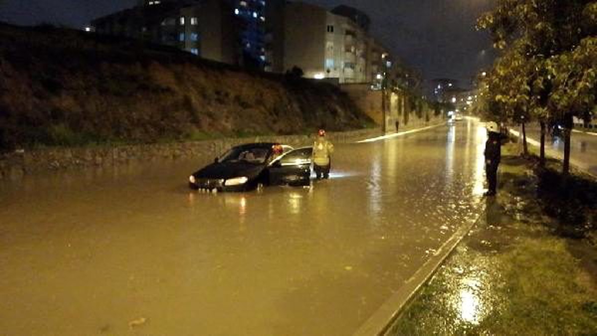 İstanbul\'da sağanak: Pendik\'te iki otomobil mahsur kaldı