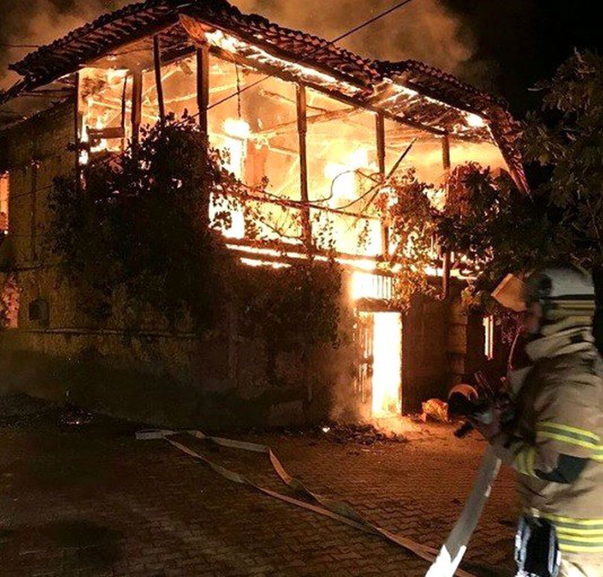 İzmir\'de bir ev alev alev yandı