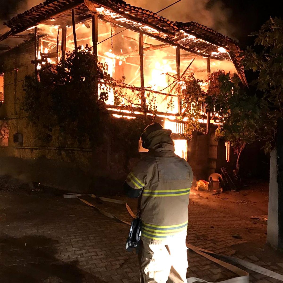 İzmir\'de çıkan yangında bir ev kullanılamaz hale geldi