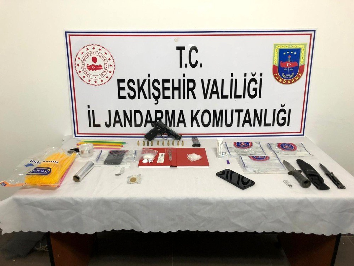 Jandarmanın \'Dur\' ihtarına uymayan şüpheli araçtan uyuşturucu çıktı