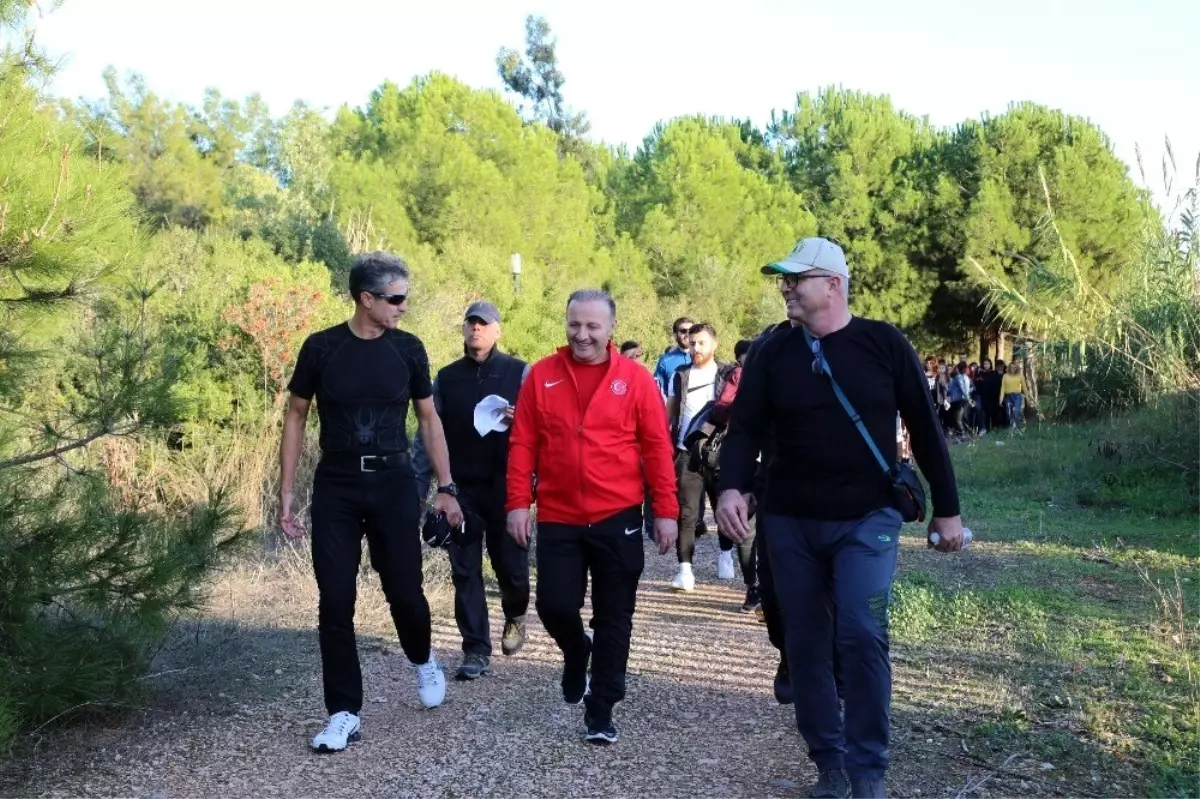 Kampüste doğa yürüyüşü